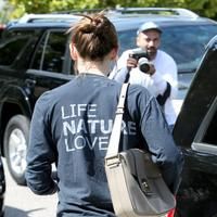 Jennifer Garner wearing a long sleeve t-shirt | Picture 65687